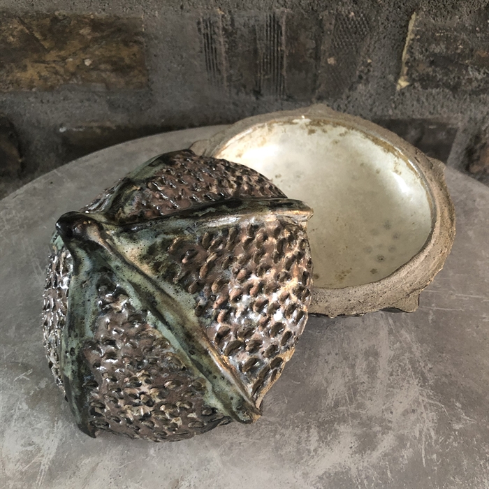 Keramik lågkrukke af Lotte Overgaard