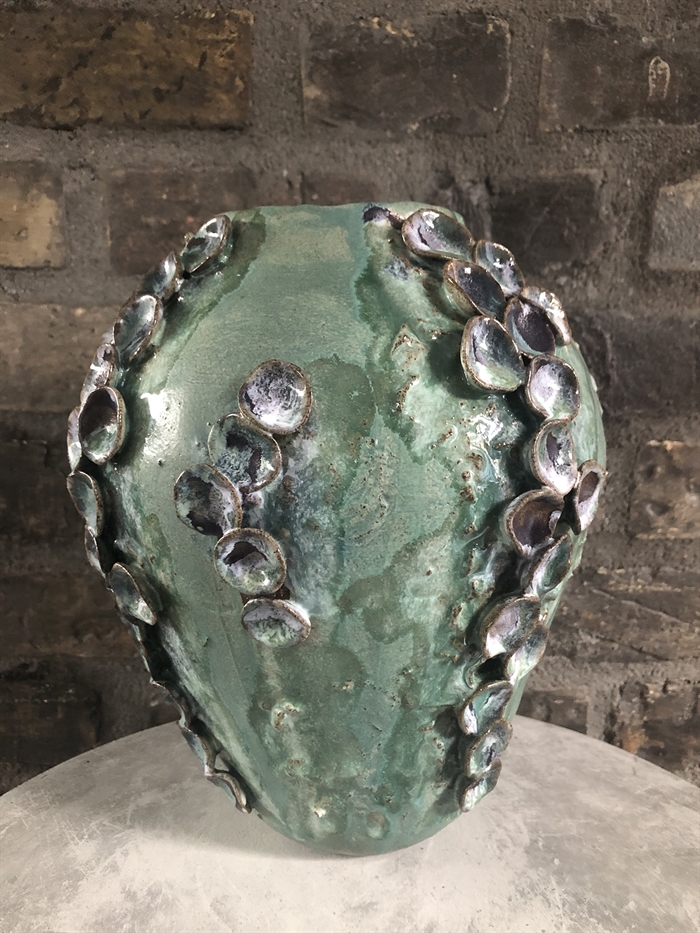 Skulpturel keramik vase af Lotte Overgaard