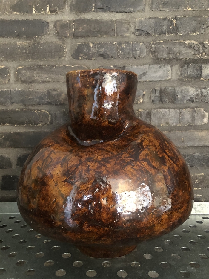 Skulpturel keramik vase af Pernille Calundan - er p.t. udstillet hos Dansk Design Atelier